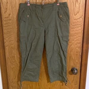 Hannah Cargo Capris Size 10 Army Green